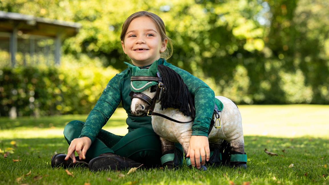 LLeMieux Speelgoed Pony Dream – Wildkleur Toy Pony met Zachte Vacht en Donkere Manen. Frontaanzicht Toy Pony en kind