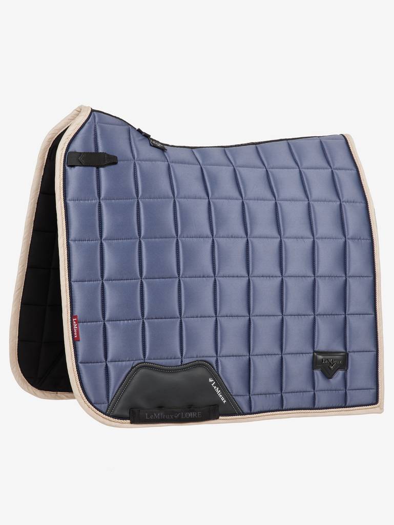 LeMieux Zadeldekje Loire Classic Dressage Square Jay Blue. Dit LeMieux Zadeldek is verkrijgbaar bij Livin Horse Shop, dealer van LeMieux. Frontaanzicht LeMieux Zadeldekje Loire Jay Blue
