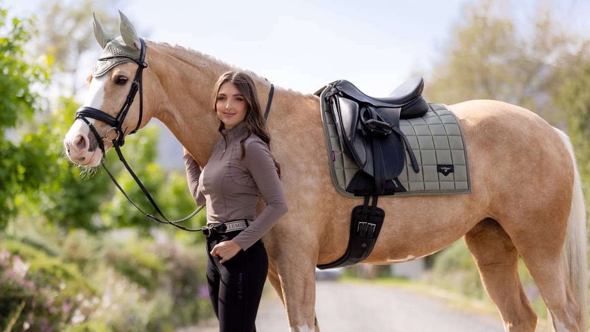 Lemieux Zadeldekje Loire Classic Dressage Square Fern. Dit LeMieux Zadeldek is verkrijgbaar bij Livin Horse Shop, dealer van LeMieux. Zijaanzicht LeMieux Zadeldekje Loire Fern