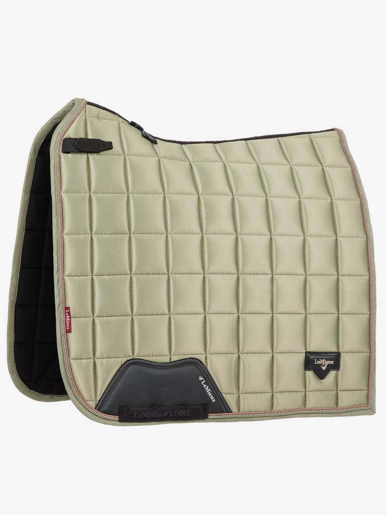 Lemieux Zadeldekje Loire Classic Dressage Square Fern. Dit LeMieux Zadeldek is verkrijgbaar bij Livin Horse Shop, dealer van LeMieux. Frontaanzicht LeMieux Zadeldekje Loire Fern
