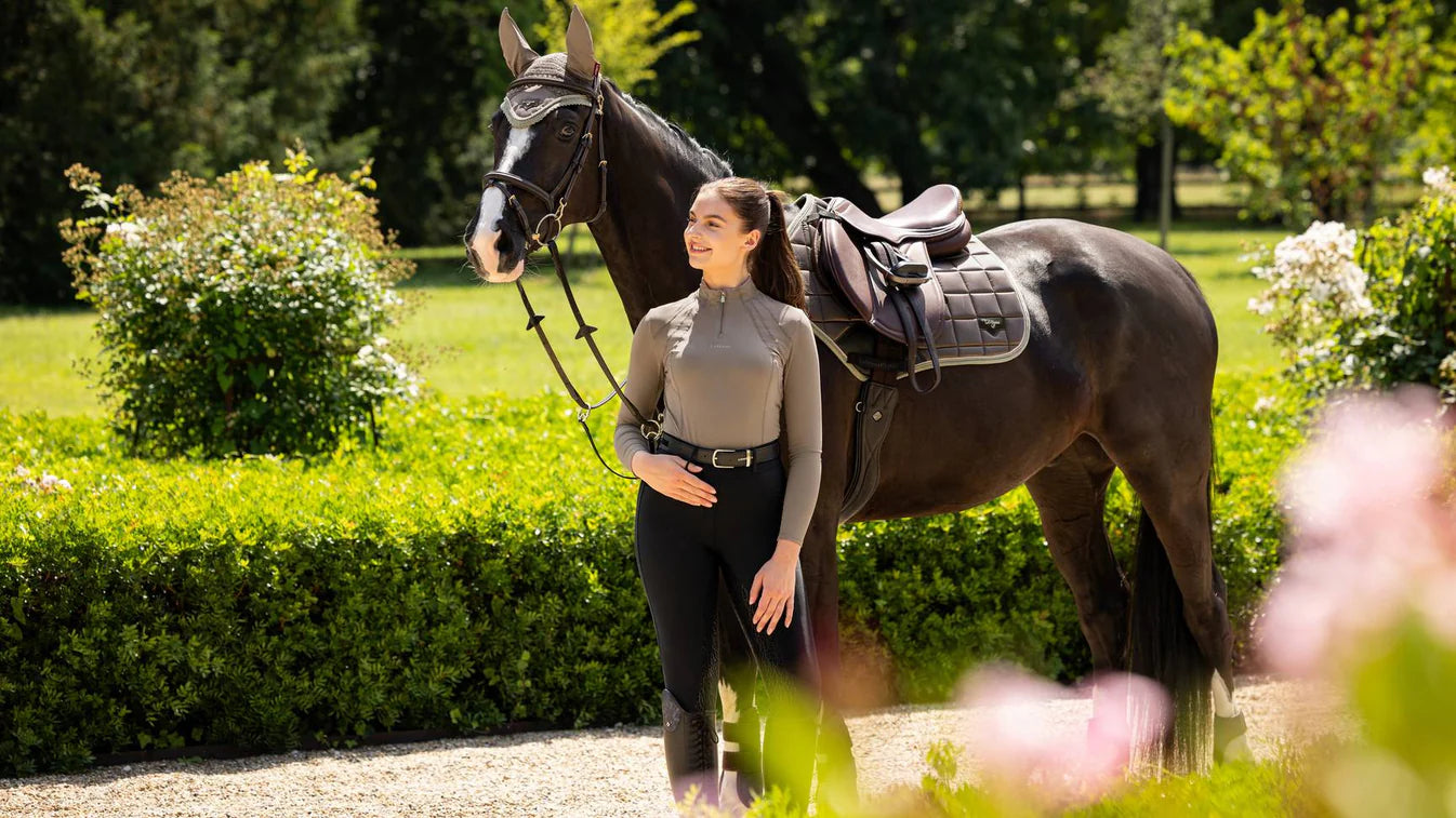 LeMieux Zadeldekje Loire Classic Close Contact Square Walnut. Dit LeMieux zadeldekje is verkrijgbaar bij livin Horse Shop. Zijaanzicht zadeldek Walnut. Zadeldekjes voor paard - zadeldekjes voor pony