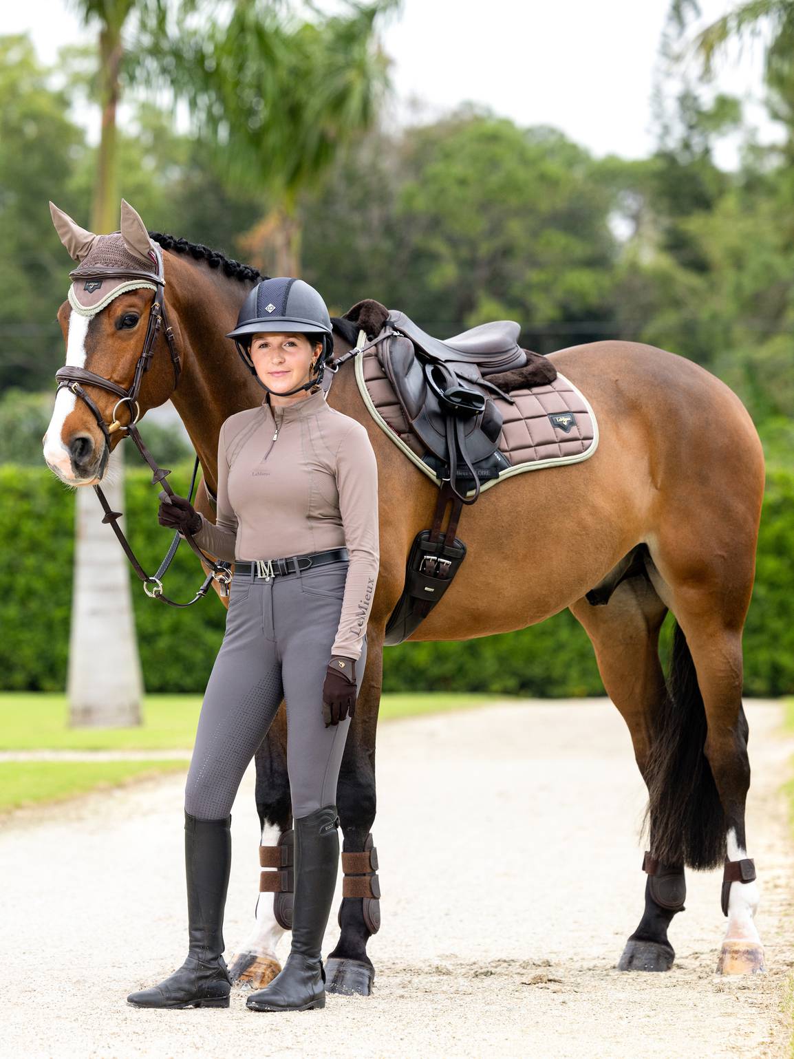 LeMieux Zadeldekje Merino+ Loire Classic Close Contact Square Walnut. Dit mooie LeMieux zadeldekje is verkrijgbaar bij Livin Horse Shop. Dealer van LeMieux. Zijaanzicht paard en LeMieux zadeldekje Walnut