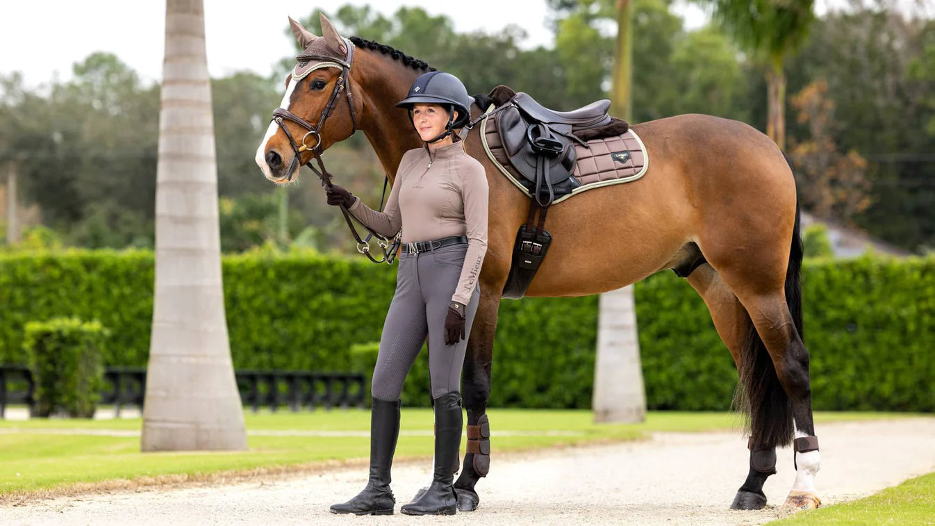 LeMieux Zadeldekje Merino+ Loire Classic Close Contact Square Walnut. LeMieux zadeldekjes verkrijgbaar bij Livin Horse Shop. Zadeldek - zadeldekjes voor paard of pony. Zijaanzicht zadeldekje walnut