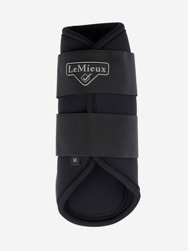 LeMieux Grafter Brushing Boot Black - Livin Horse Shop. LeMieux Grafter boots zwart – ademend, duurzaam en geschikt voor voor- & achterbenen. Ideaal voor training of weide. Shop bij Livin Horse Shop! frontaanzicht beenbeschermers paard