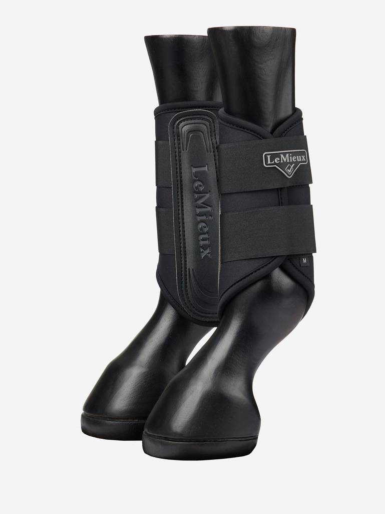 LeMieux Grafter Brushing Boot Black. LeMieux Grafter boots zwart – ademend, duurzaam en geschikt voor voor- & achterbenen. Ideaal voor training of weide. Shop bij Livin Horse Shop!