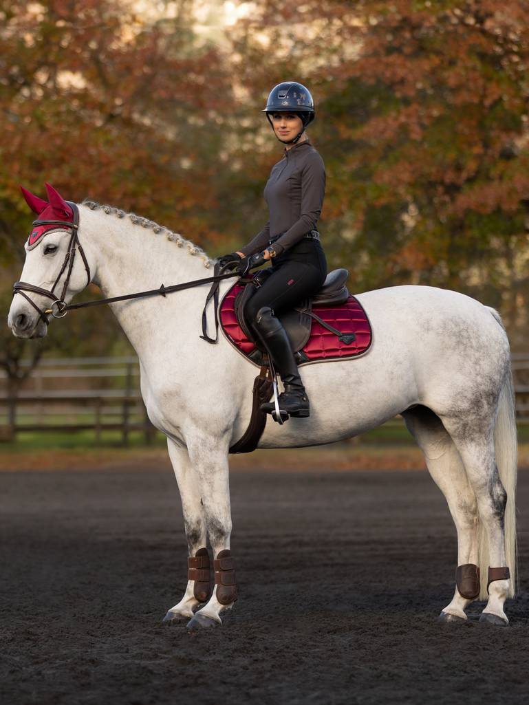 LeMieux Zadeldekje Loire Classic Close Contact Square Ember . Dit LeMieux Zadeldekje is verkrijgbaar bij Livin Horse Shop. Zijaanzicht paard en LeMieux Zadeldekje Ember