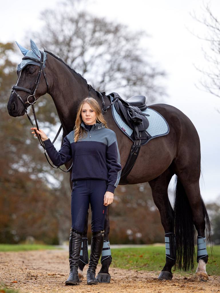 Lemieux Suede Close Contact Square Glacier. Deze LemMieux zadeldekjes voor paard of pony zijn verkijgbaar bij Livin Horse Shop. Zijaanzicht paard en zadeldekje Glacier. Zadeldek.