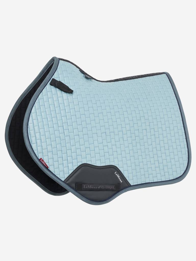 Lemieux Zadeldekje Suede Close Contact Square Glacier. De LeMieux zadeldekjes voor paard of pony zijn verkrijgbaar bij Livin Horse Shop. Frontaanzicht zadeldekje Glacier. Zadeldekjes - Zadeldekje voor paard