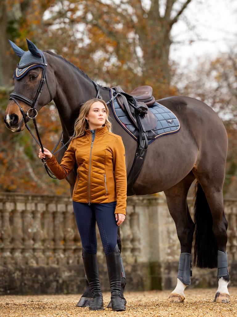 LeMieux Loire Classic Close Contact Square Petrol. Dit LeMieux Zadeldekje is verkrijgbaar bij Livin Horse Shop. Zijaanzicht rechts LeMieux zadeldekje Petrol. LeMieux zadeldekje voor paard en pony.