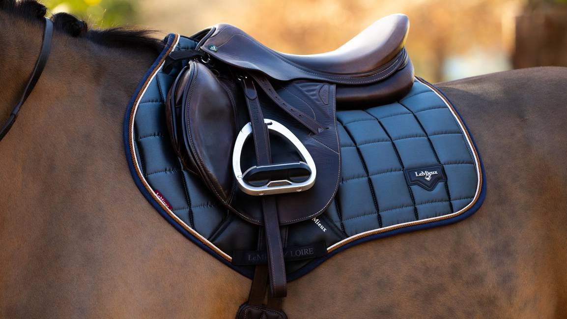LeMieux Loire Classic Close Contact Square Petrol. Dit LeMieux Zadeldekje is verkrijgbaar bij Livin Horse Shop. Zijzaanzicht LeMieux zadeldekje Petrol. LeMieux zadeldekje voor paard en pony.