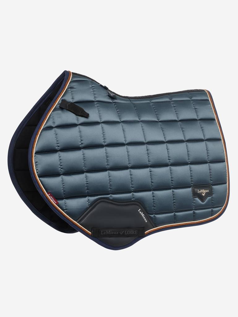 LeMieux Loire Classic Close Contact Square Petrol. Dit LeMieux Zadeldekje is verkrijgbaar bij Livin Horse Shop. Frontaanzicht LeMieux zadeldekje Petrol. LeMieux zadeldekje voor paard en pony.