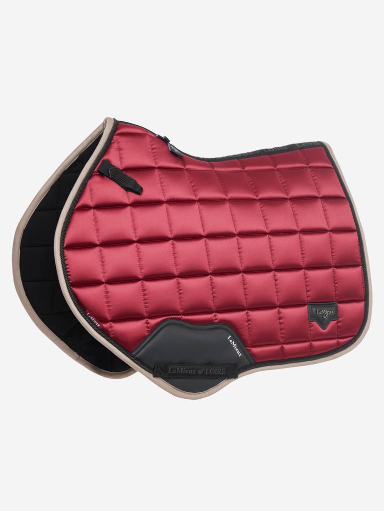LeMieux Zadeldekje Loire Classic Close Contact Square Ember. Dit LeMieux Zadeldekje is verkrijgbaar bij Livin Hoirse Shop. Dealer van leMieux. Front LeMieux Zadeldek Ember