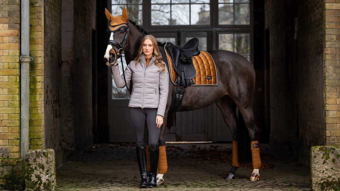 LeMieux Zadelldekje Loire Classic Dressage Square Ginger. Dit LeMieux Zadeldek Loire Ginger is verkrijgbaar bij Livin Horse Shop, dealer van Livin Horse Shop. Zijaanzicht paard en LeMieux Zadelldekje Loire Classic Dressage Square Ginger.