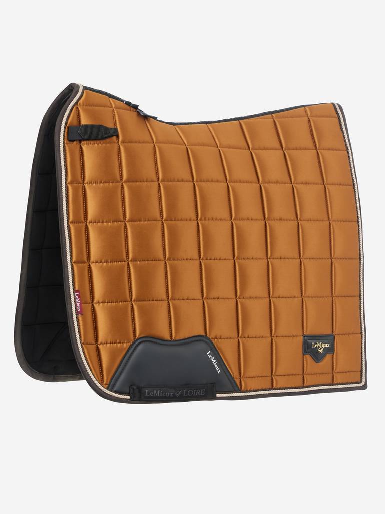 LeMieux Zadelldekje Loire Classic Dressage Square Ginger. Dit LeMieux Zadeldek Loire Ginger is verkrijgbaar bij Livin Horse Shop, dealer van Livin Horse Shop. Frontaanzicht LeMieux Zadelldekje Loire Classic Dressage Square Ginger.