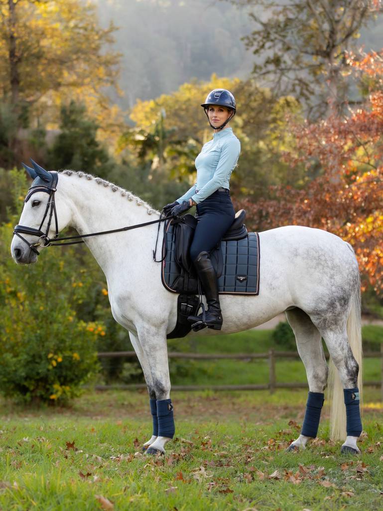 LeMieux Zadeldekje Dressage Loire Classic Square Petrol. Dit LeMieux zadeldek is verkrijgbaar bij Livin Horse Shop, dealer van LeMieux. Frontaanzicht LeMieux Zadeldekje Loire Classic Dressage Square Walnut. Dit LeMieux Zadeldek is verkrijgbaar bij Livin Horse Shop, dealer van LeMieux. Zijaanzicht Zadeldek LeMieux voor paard en pont