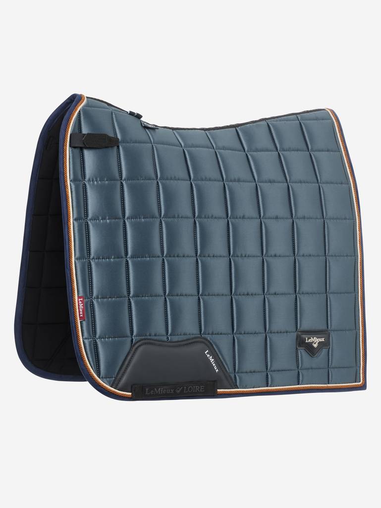 LeMieux Zadeldekje Dressage Loire Classic Square Petrol. Dit LeMieux zadeldek is verkrijgbaar bij Livin Horse Shop, dealer van LeMieux. Frontaanzicht LeMieux Zadeldekje Loire Classic Dressage Square Walnut. Dit LeMieux Zadeldek is verkrijgbaar bij Livin Horse Shop, dealer van LeMieux. Frontaanzicht Zadeldek LeMieux voor paard en pont