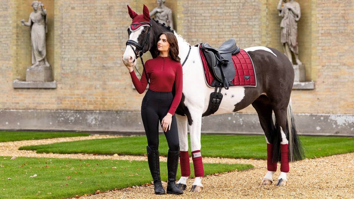 LeMieux Zadeldekje Loire Classic Dressage Square Ember. Dit LeMieux Zadeldek is verkrijgbaar bij Livin Horse shop, dealer van LeMieux. Zijaanzicht paard en LeMieux Zadeldek Loire Ember