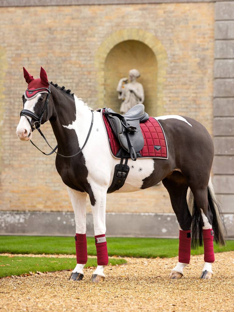 LeMieux Zadeldekje Loire Classic Dressage Square Ember. Dit LeMieux Zadeldek is verkrijgbaar bij Livin Horse shop, dealer van LeMieux. Zijaanzicht LeMieux Zadeldek Loire Ember