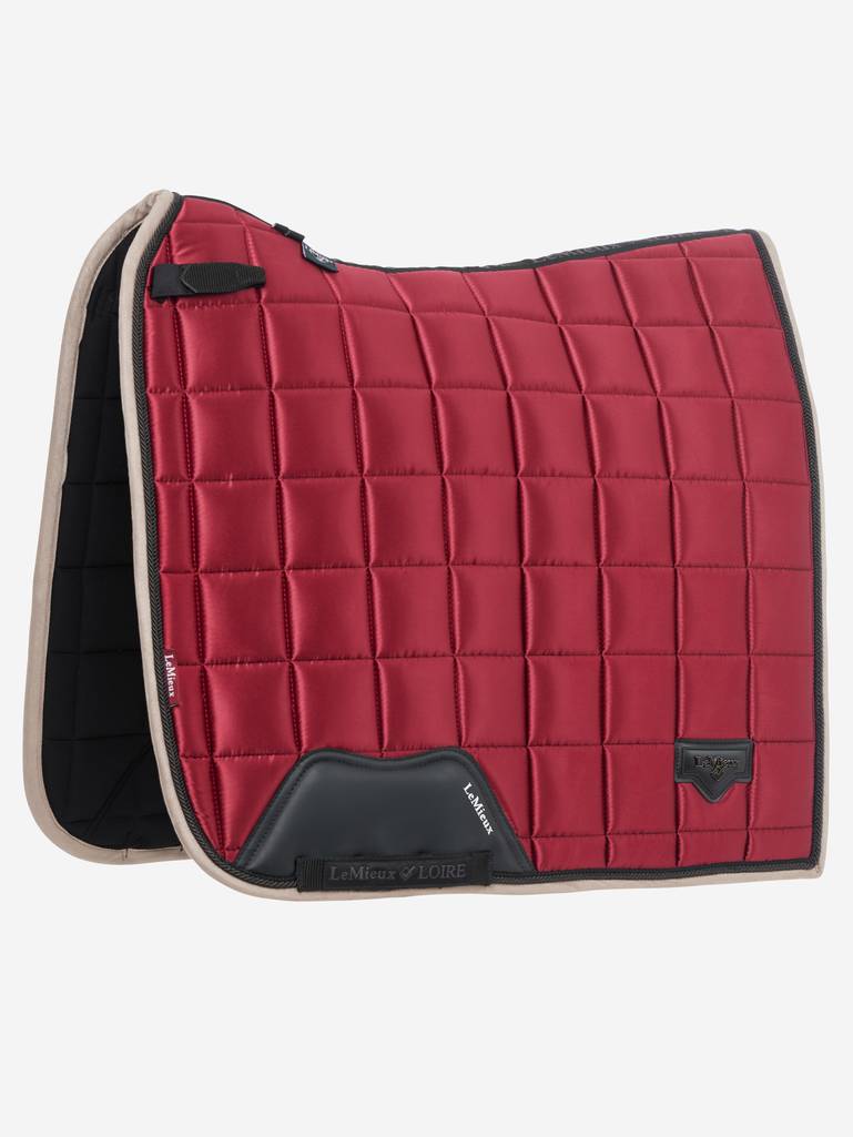 LeMieux Zadeldekje Loire Classic Dressage Square Ember. Dit LeMieux Zadeldek is verkrijgbaar bij Livin Horse shop, dealer van LeMieux. Frontaanzicht LeMieux Zadeldek Loire Ember