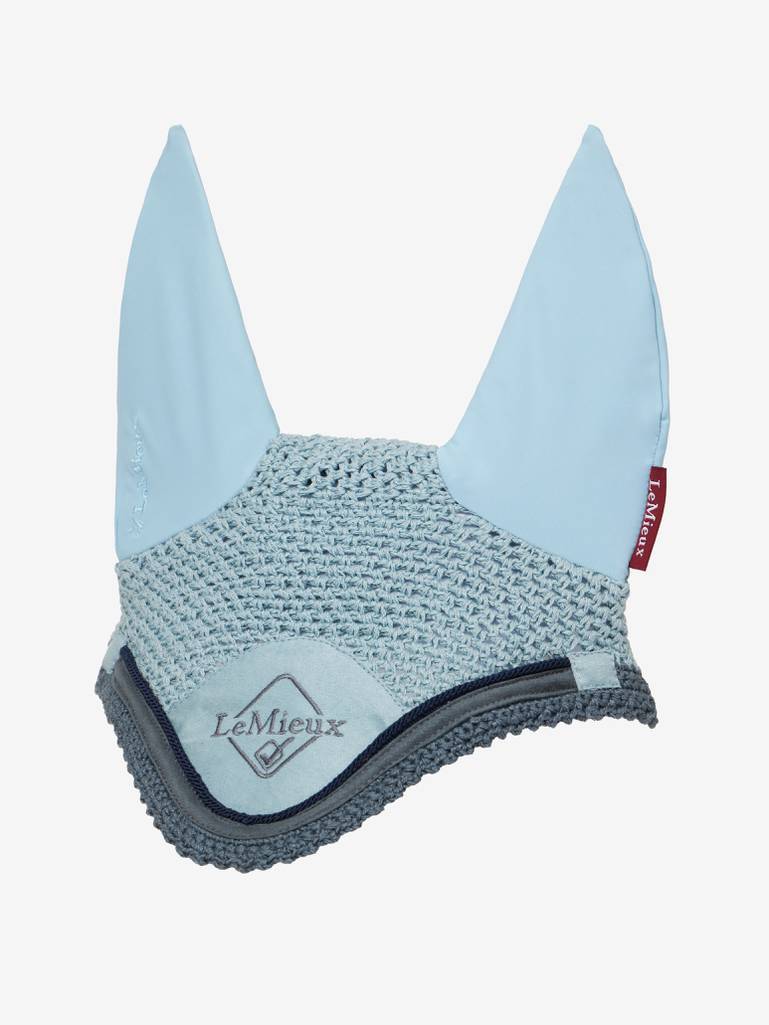 LeMieux Classic oornetje Glacier. LeMieux Classic Oornetje Glacier in ijsblauwe kleur, handgemaakt van 100% katoen met elastaan oren, voorzien van luxe vlechtwerk en geborduurd LeMieux-logo.