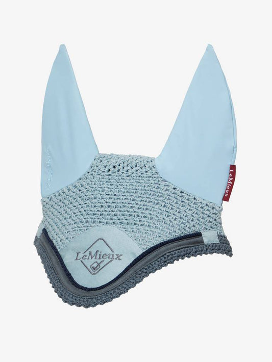 LeMieux Classic oornetje Glacier. LeMieux Classic Oornetje Glacier in ijsblauwe kleur, handgemaakt van 100% katoen met elastaan oren, voorzien van luxe vlechtwerk en geborduurd LeMieux-logo.