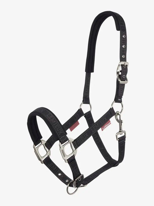 LeMieux Logo halster Cinder. Comfortabel LeMieux halster met jacquard logo, ademende mesh en verstelbare pasvorm. Met clip aan keelriem. Halstertouw apart verkrijgbaar.De halksters van LeMieux zijn verkrijgbaar bij Livin horse shop, dealer van LeMieux