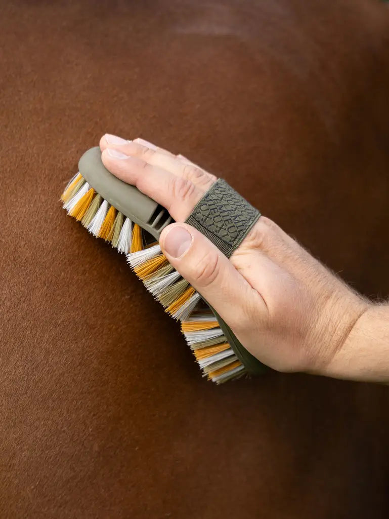 Zachte paardenborstel met ergonomisch design. Comfortabel & effectief reinigen. LeMieux Flexi Alpine – nu verkrijgbaar bij Livin Horse Shop!