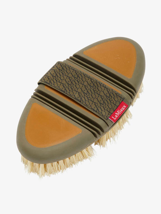 LeMieux Flexi schrobborstel Alpine. De LeMieux Flexi Schrobborstel Alpine met stevige haren verwijdert moeiteloos hardnekkig vuil. Ergonomisch, flexibel en ideaal voor dagelijks gebruik bij paarden.