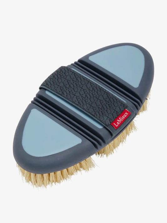 LeMieux Flexi schrobborstel Petrol. Verwijder moeiteloos hardnekkig vuil met de LeMieux Flexi Schrobborstel Petrol. Stevige haren, ergonomisch ontwerp en flexibele vorm voor optimaal gebruiksgemak.