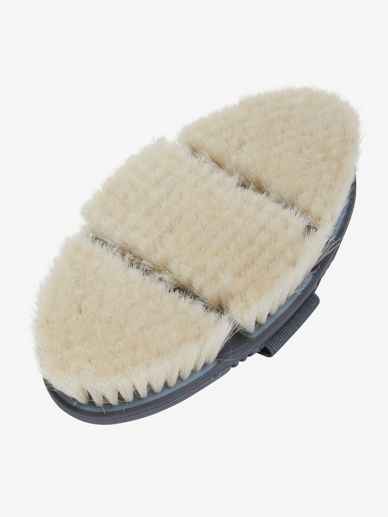 Ontdek de LeMieux Flexi Goat Hair Body Brush Petrol – met ultrazachte geitenharen voor stofvrije afwerking. Flexibel, ergonomisch en perfect voor gevoelige paarden.