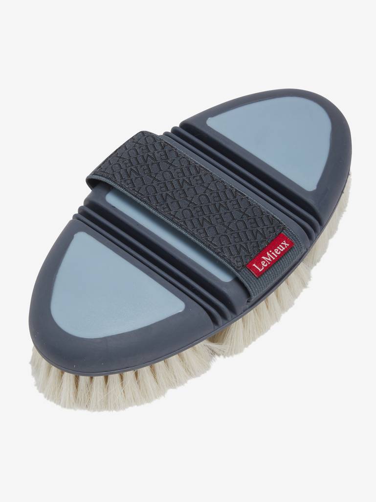 Ontdek de LeMieux Flexi Goat Hair Body Brush Petrol – met ultrazachte geitenharen voor stofvrije afwerking. Flexibel, ergonomisch en perfect voor gevoelige paarden.