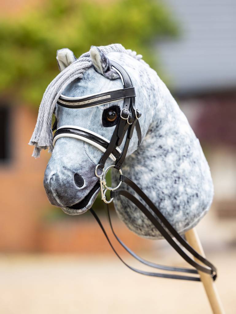 LeMieux Hobby Horse Double Bridle – Echt leren hoofdstel voor stokpaarden. Dit Hobby Horse Hoofdstel is verkrijgbaar bij Livin Horse Shop. Frontaanzicht stokpaardje en hoofdstel