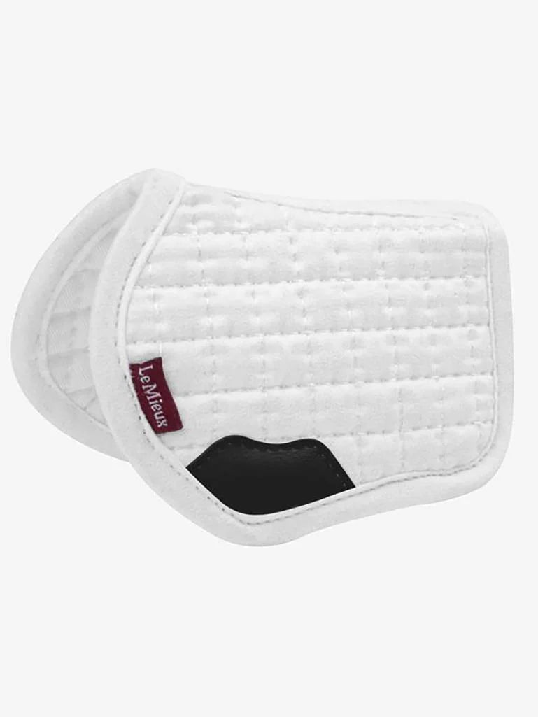 LeMieux Speelgoed Pony Pad White – Mini Zadeldek met Suède Look voor Toy Pony. Dit Pony Pad white is verkrijgbaar bij livin horse shop. Frontaanzicht toy pony zadeldekje