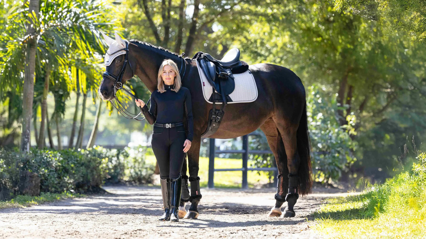 eMieux Zadeldekje Essence Dressage Square Stone. Dit LeMieux Zadeldekje is verkrijgbaar bij Livin Horse Shop. Zijaanzicht LeMieux Zadeldek - zadeldekje - zadeldekje voor paard en pony