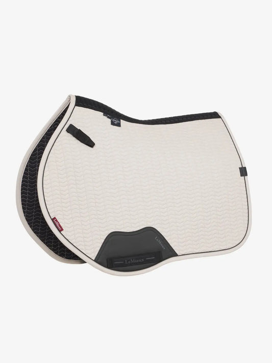 LeMieux Zadeldekje Essence Eurojump Square Stone. Dit nieuwe LeMikeux Zadeldekje is verkijgbaar bij Livin Horse Shop. Frontaanzicht LeMieux Zadeldekje Stone