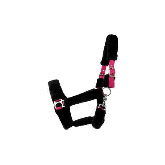 Zacht German Riding halster met imitatiebont in magenta en zwart. Verstelbaar aan beide zijden, ideaal voor gevoelige paarden. Comfort & stijl. De halsters zijn veerkrijgbaar bij Livin Horse Shop, dealer van Horka, LemIeux en German Riding.