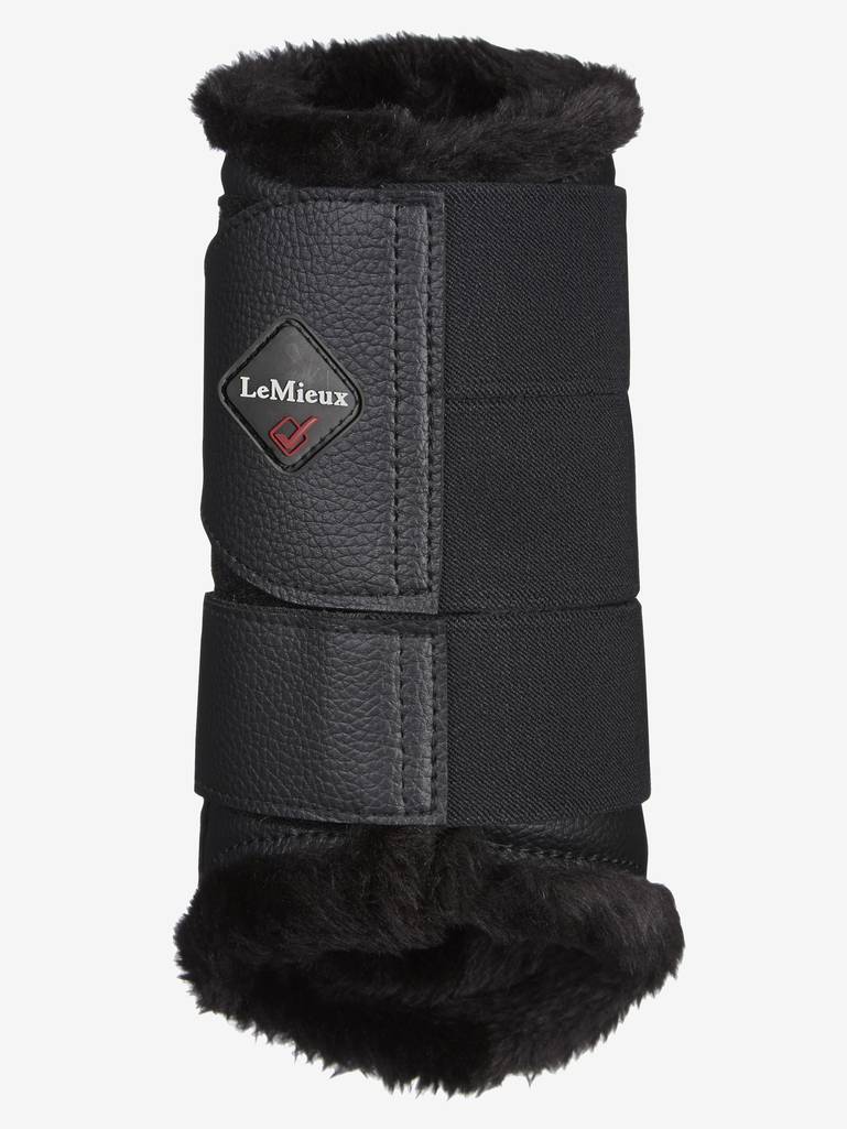 LeMieux Fleece Lined Brushing Boots Black - Livin Horse shop. LeMieux brushing boots zwart met zachte fleece – ideaal voor comfort en bescherming. Geschikt voor voor- en achterbenen. Shop bij Livin Horse Shop!