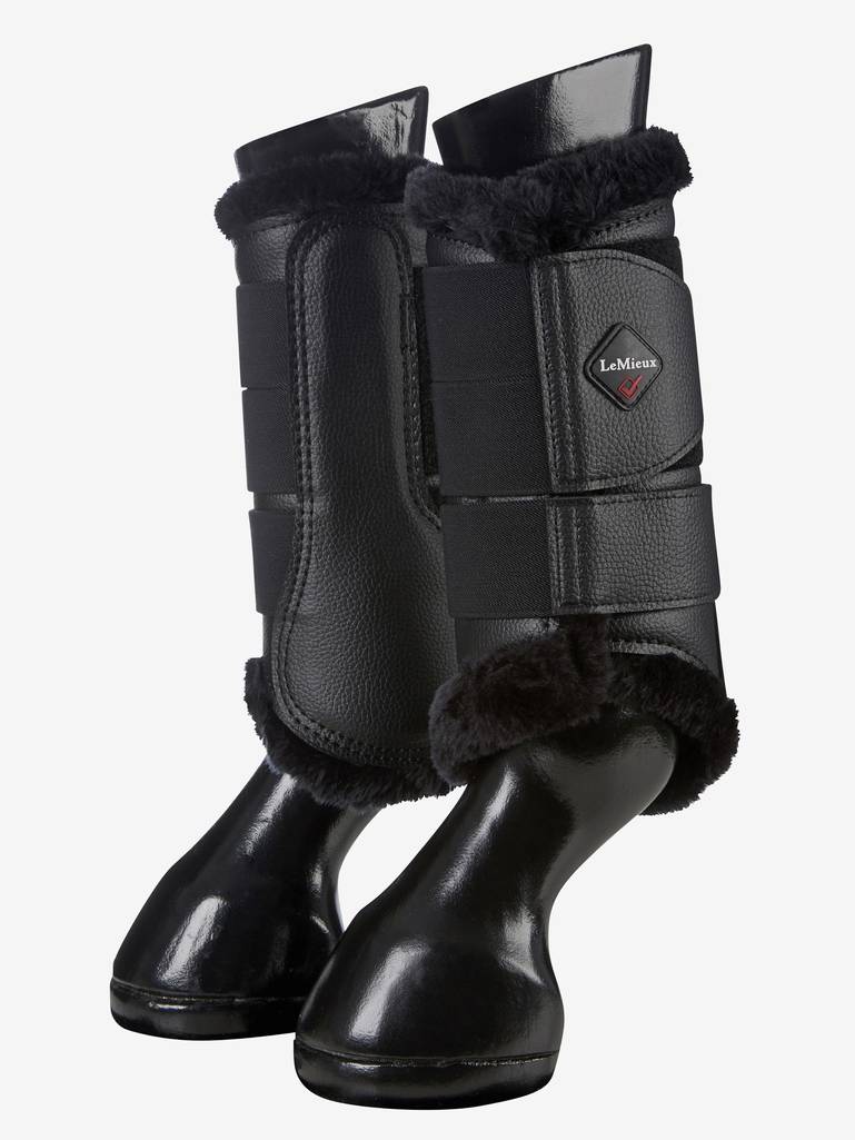 LeMieux Fleece Lined Brushing Boots Black. LeMieux brushing boots zwart met zachte fleece – ideaal voor comfort en bescherming. Geschikt voor voor- en achterbenen. Shop bij Livin Horse Shop!