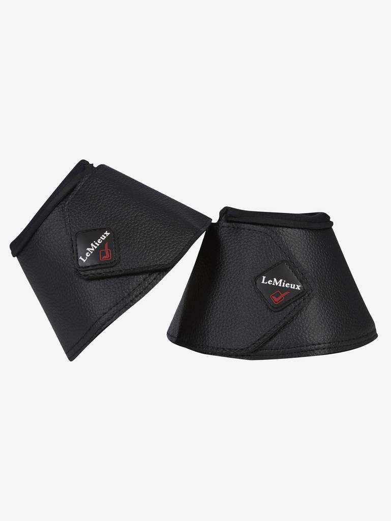 LeMieux WrapRound Leather Over Reach Boots Black. LeMieux zwarte springschoenen met verstelbare WrapRound-sluiting en dubbele secure-lock. Perfect voor training, warming-up en transport. Shop bij Livin Horse Shop!