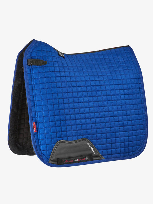 LeMieux Sensitive Dressage Square Benetton Blue. Dit LeMieux Zadeldekje is verkijgbaar bij Livin Horse Shop. Frontaanzicht LeMieux Zadeldekje Benetton Blue