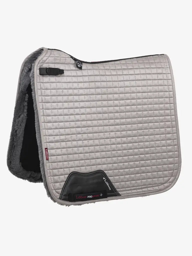 LeMieux Sale Sensitive Dressage Square Grey. Dit Leieux Zadeldekje is verkrijgbaar bij Livin Horse Shop. Frontaanzicht LeMieux Zadeldek voor paard en pony
