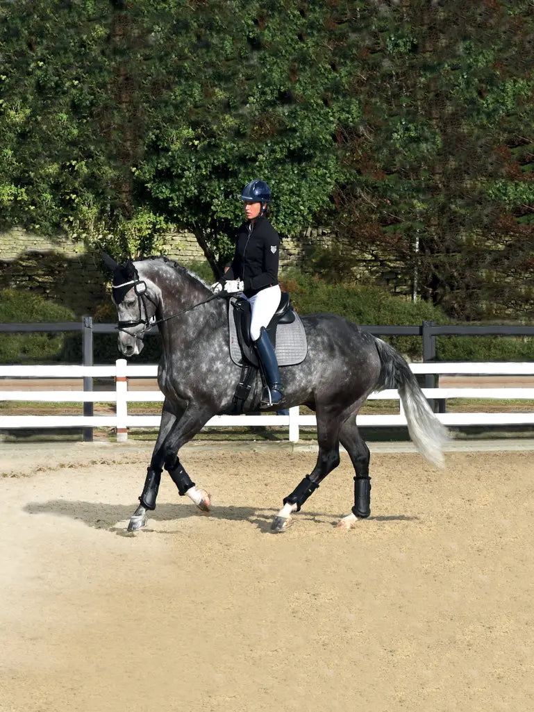 LeMieux Sale Sensitive Dressage Square Grey. Dit Leieux Zadeldekje is verkrijgbaar bij Livin Horse Shop. Zijaanzicht LeMieux Zadeldek voor paard en pony