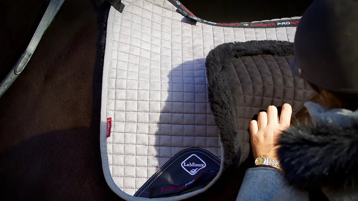 LeMieux Sale Sensitive Dressage Square Grey. Dit Leieux Zadeldekje is verkrijgbaar bij Livin Horse Shop. Detail Frontaanzicht LeMieux Zadeldek voor paard en pony
