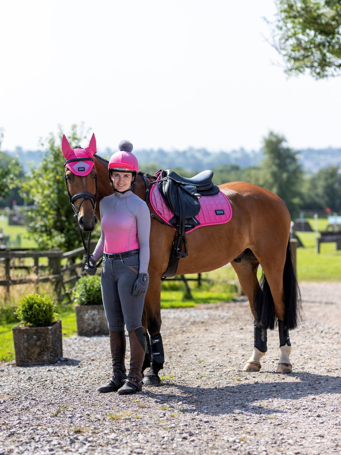 Lemieux Zadeldekje Spectrum Close Contact Square Watermelon. Dit LeMeieux zadeldekje is verkijgbaar bij Livin Horse Shop. Dealer van LeMieux. Zijaanzicht paard en zadeldekje LeMieux Watermelon