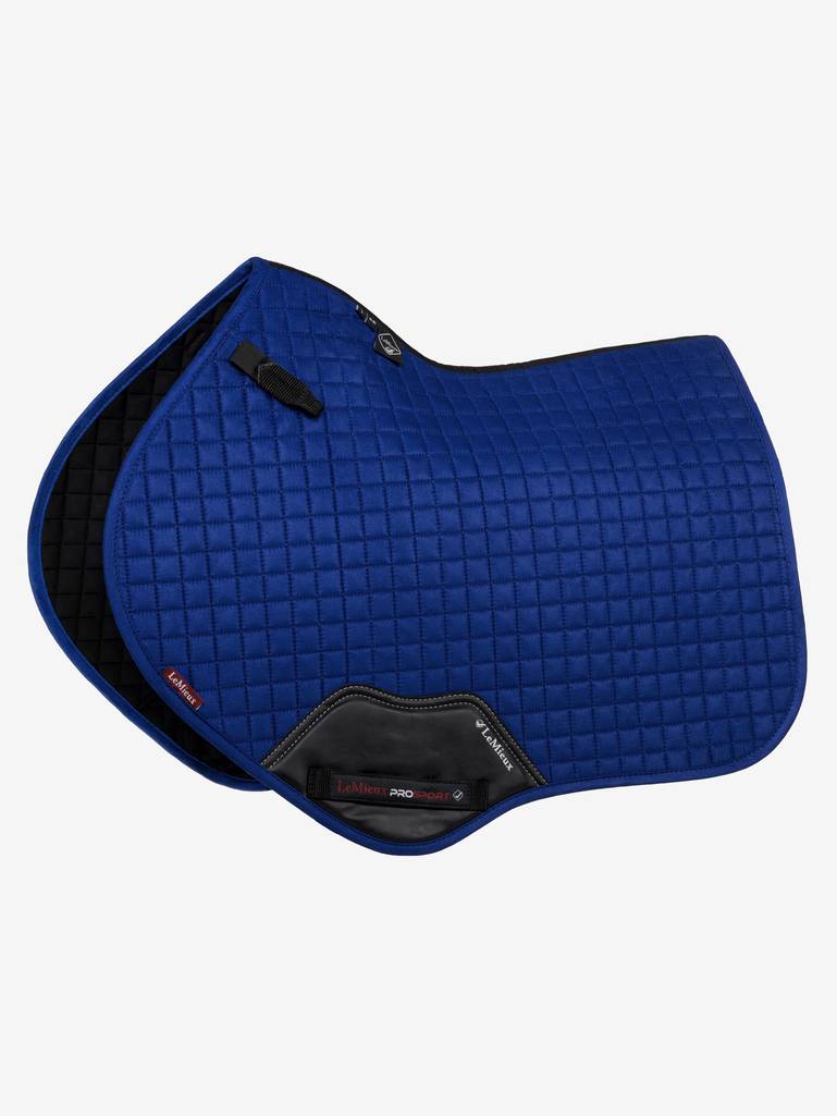 Lemieux Zadeldekje Suede Close Contact Square Benetton Blue. De LeMieux Zadeldekjes voor paard of pony zijn verkrijgbaar bij Livin Horse shop, dealer van LeMieux. Frontaanzicht LeMieux Zadeldek Benetton Blue