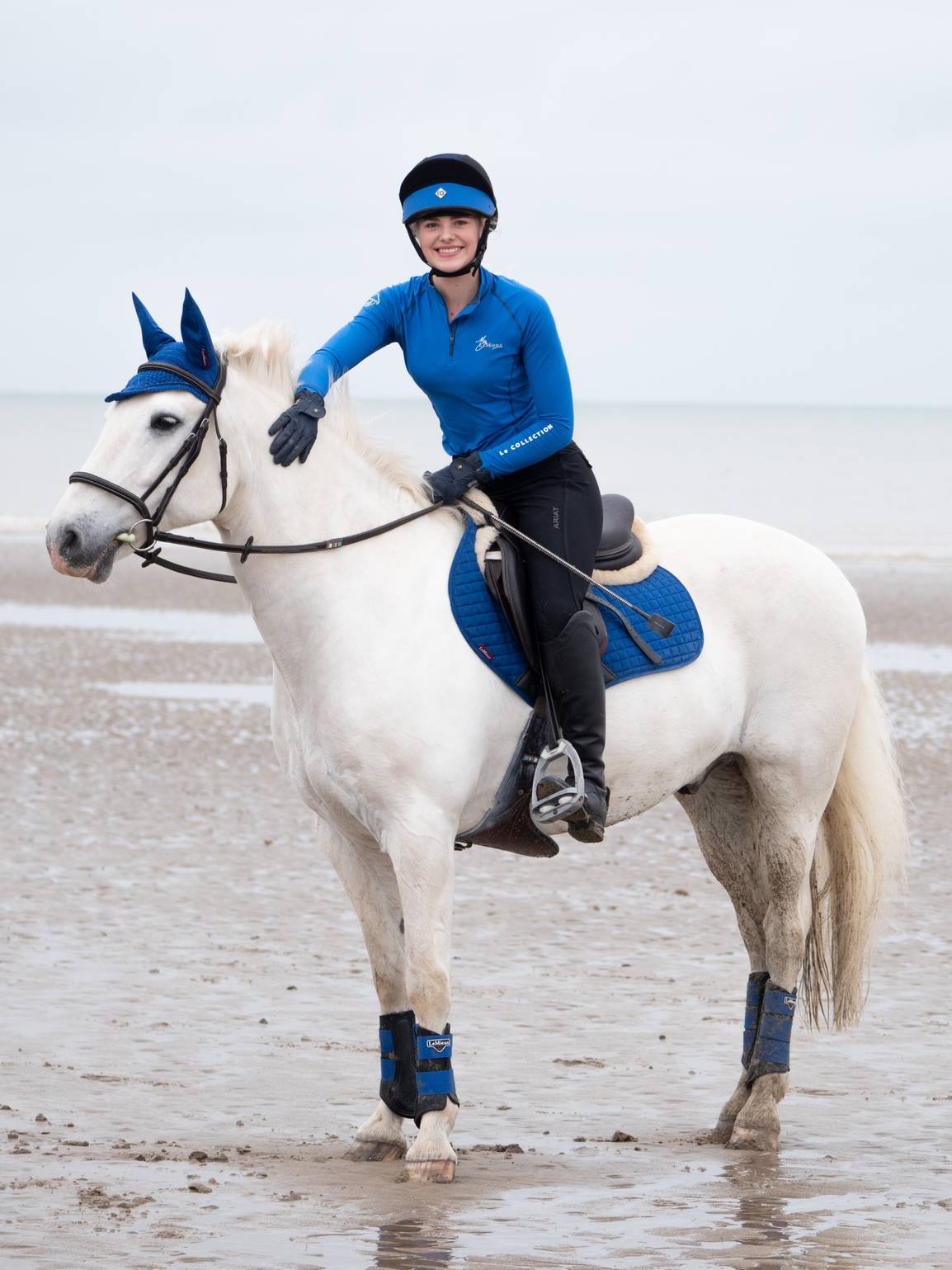 Lemieux Zadeldekje Suede Close Contact Square Benetton Blue. Dit Lemieux zadeldekje is verkijgbaar bij Livin Horse Shop. Wij zijn dealer van LeMieux. Zijaanzicht paard en dekje LeMieux zadeldekje benetton Blue.