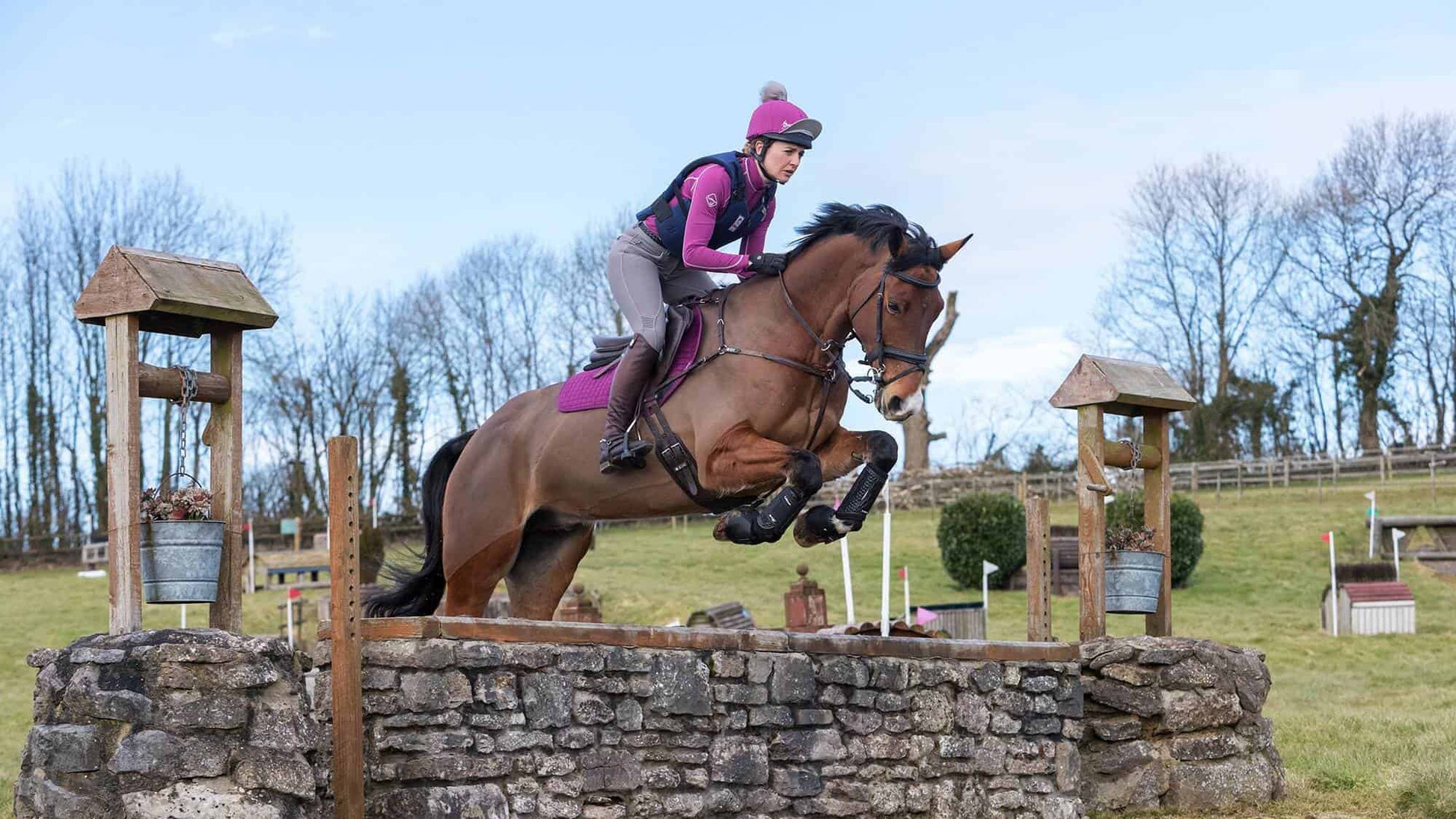 LeMieux Suede Close Contact Square Plum. Deze kwaliteits LeMieux zadeldekjes voor paard of pony zijn verkijgbaar bij Livin Horse Shop. Frontaanzicht paard en dekje Plum