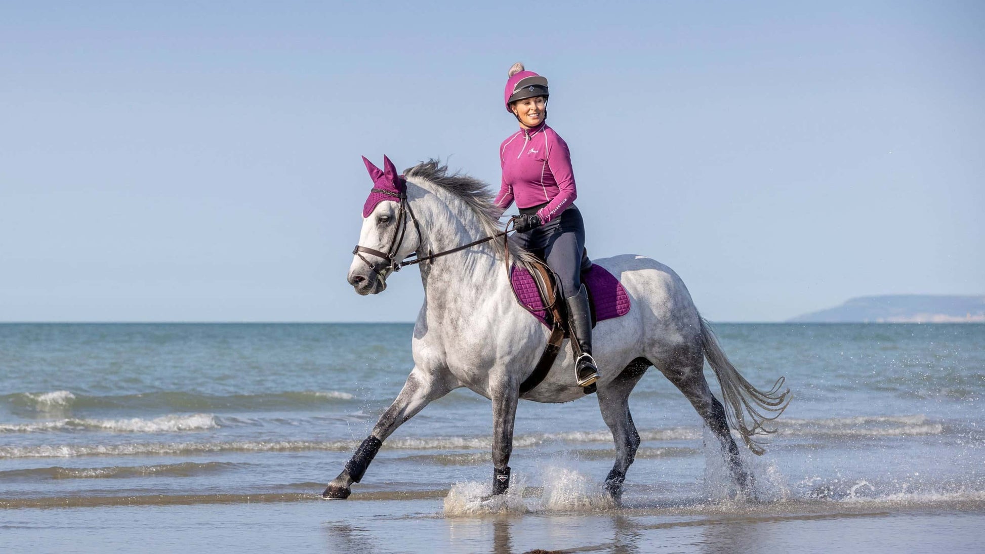 LeMieux Suede Close Contact Square Plum. Premium LeMieux zadeldekjes voor paard of pony. De LeMieux zadeldekjes zijn verkijgbaar bij livin Horse Shop. Zijaanzicht paard en zadeldekje Plum