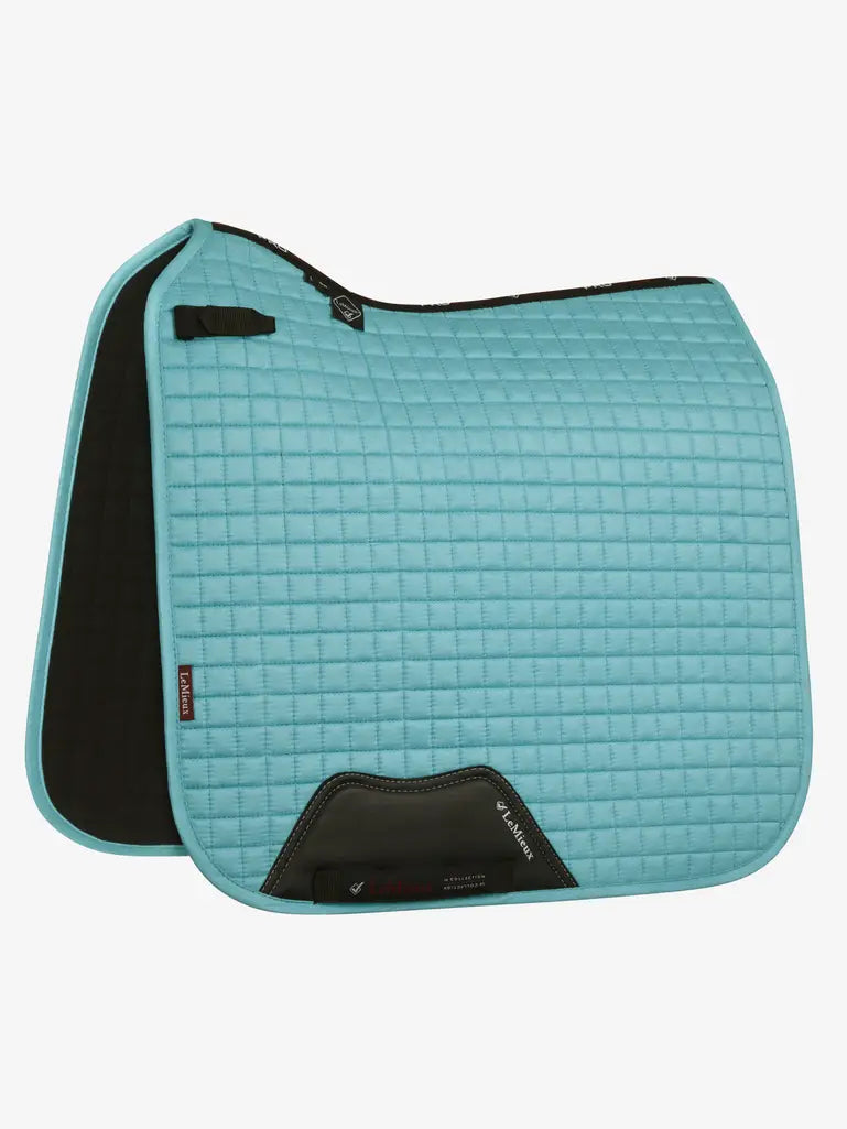 LeMieux Zadeldekje Suede Dressage Square Azure, zadeldekjes voor paard of pony, kwaliteit. Zadeldekjes verkrijgbaar bij Livin Horse Shop. Frontaanzicht