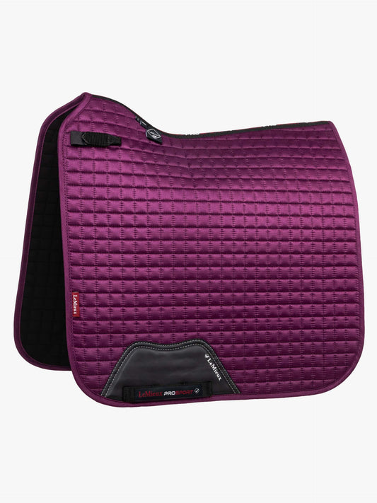 LeMieux Suede Close Contact Square Plum. Dit LeMieux Zadeldekje is verkrijgbaar bij Livin Horse Shop. Frontaanzicht LeMieux Suede Close Contact Square Plum